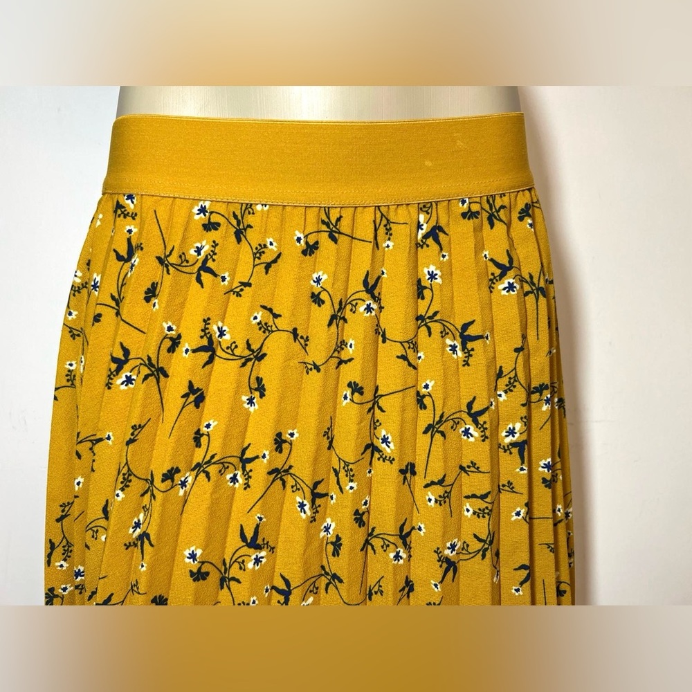 Andi + James Pleated Skirt with Floral Print in Mustard Yellow. Size L - Picture 2 of 10